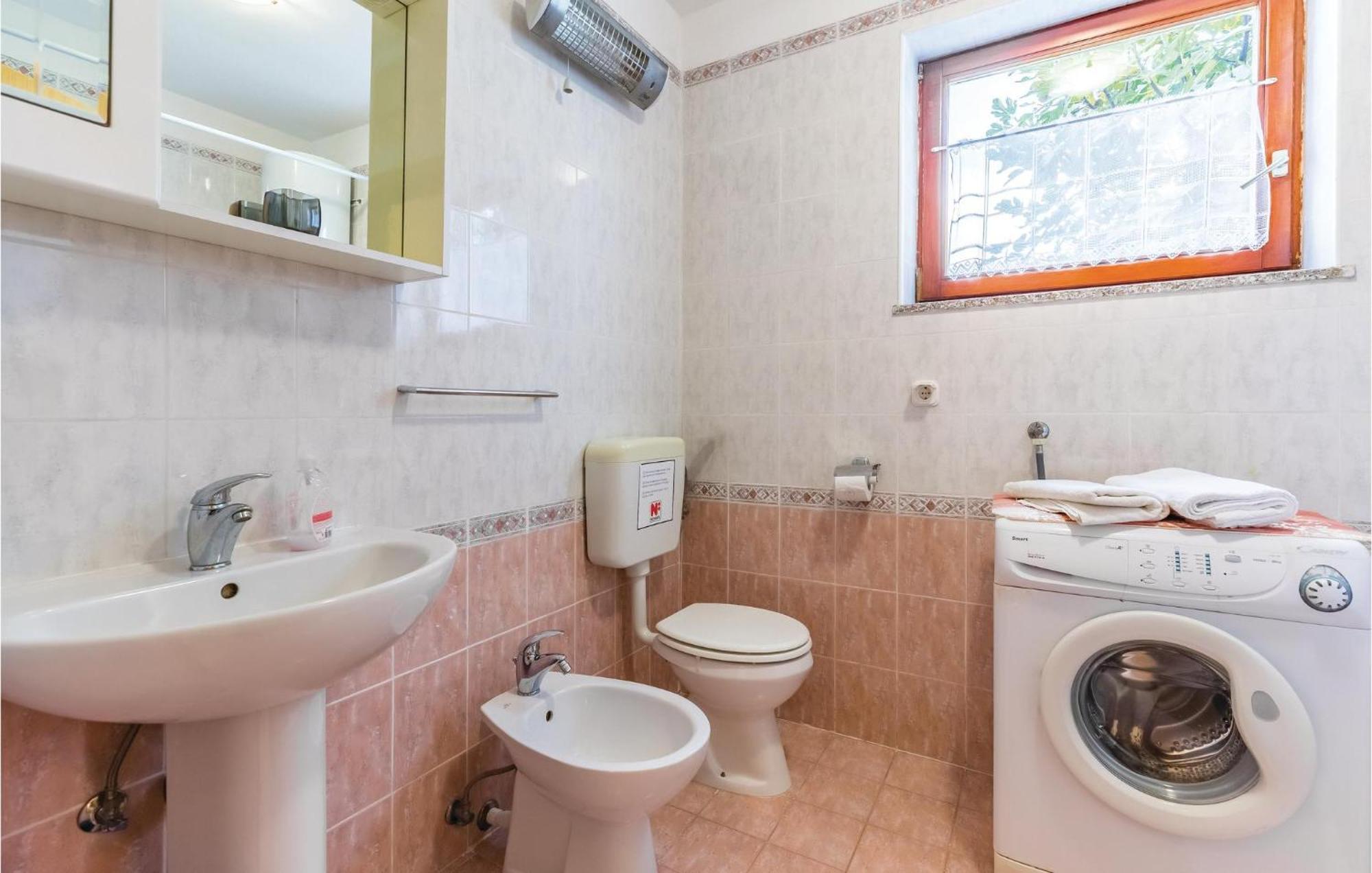 6 Bedroom Nice Home In Segotici Ngoại thất bức ảnh